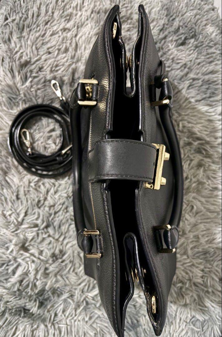 MK Satchel (Category: Luxury Bags & Wallets) located in Manila. Submitted by jlj_v.2_oshop (Listing ID 1467019636, Image 3). Description: Original Michael Kors top-handle satchel bag featuring gold-tone hardware and a rectangular center closure/lock plate..