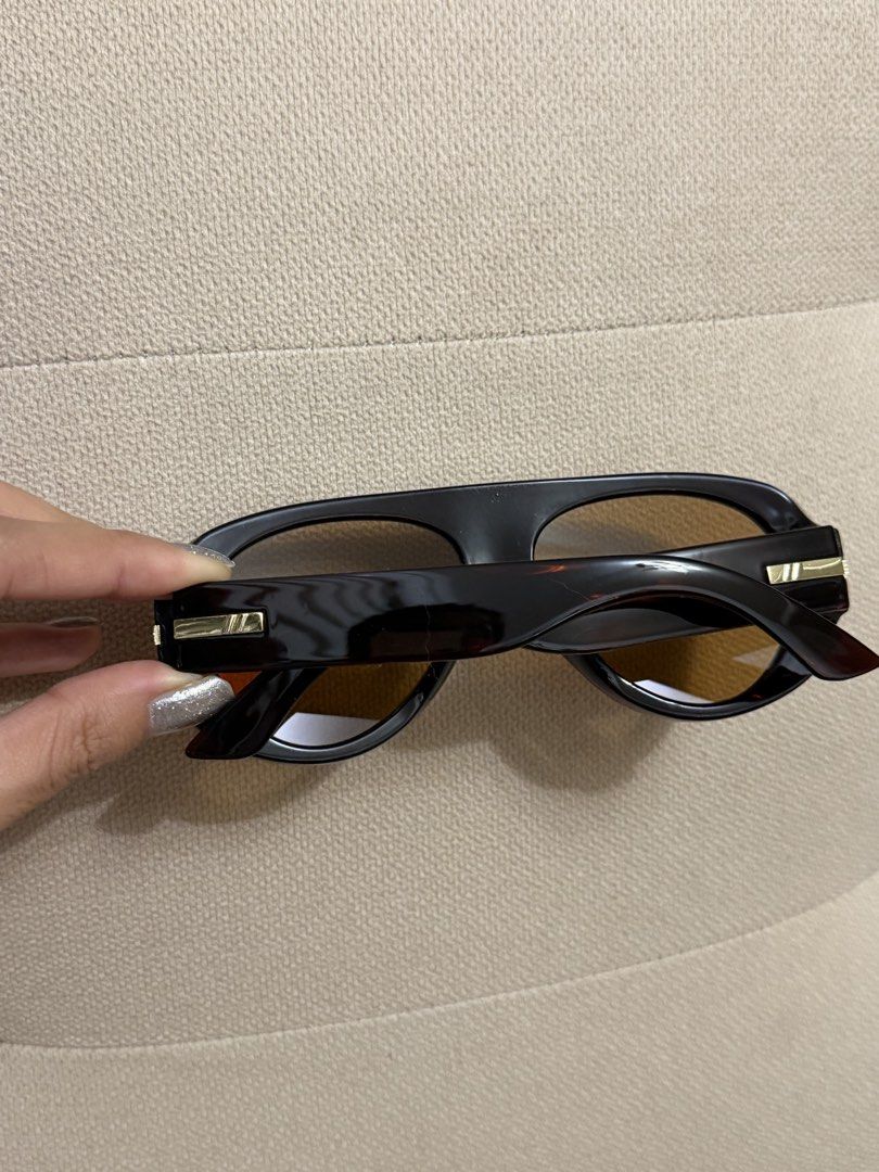 MODERNÒ browb Sunglasses with Case (Category: Sunglasses & Eyewear) located in Pasig City. Submitted by miss_abuelita (Listing ID 1467128984, Image 2). Description: - Brand: MODERNÒ - Condition: Brand new / Unworn (properly stored) - Frame: Dark frame with bold thick brow bar design - Lenses: Brown gradient - Details: Chic gold metallic accents on the temples - Inclusions: Original branded hardshell case and protective slip case - Mode of Transac
