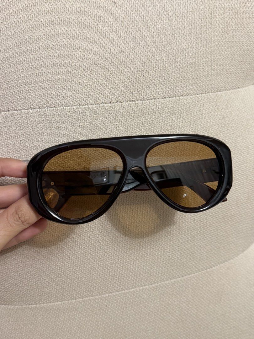 MODERNÒ browb Sunglasses with Case (Category: Sunglasses & Eyewear) located in Pasig City. Submitted by miss_abuelita (Listing ID 1467128984, Image 3). Description: - Brand: MODERNÒ - Condition: Brand new / Unworn (properly stored) - Frame: Dark frame with bold thick brow bar design - Lenses: Brown gradient - Details: Chic gold metallic accents on the temples - Inclusions: Original branded hardshell case and protective slip case - Mode of Transac