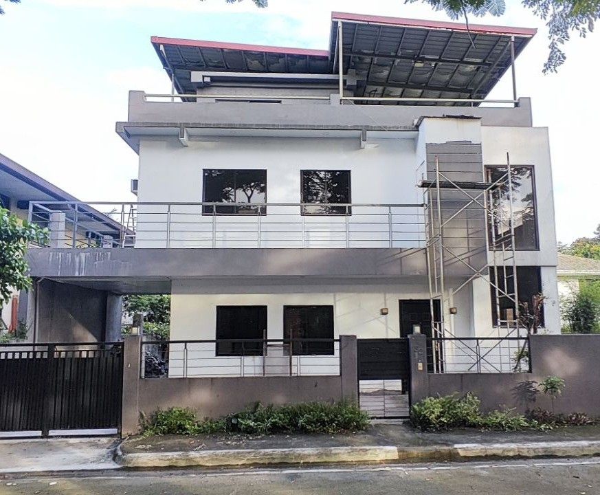 Modern multi-storey house with open kitchen and tiled floors (Category: House & Lot) located in Quezon City. Submitted by bhelopez (Listing ID 1466978295, Image 1). Description: 3 Storey HOUSE FOR RENT at Vista Real Classica 240 sqm lot area 210 sqm floor area 4 Bedroom Maids room 2 toilet and bath Spacious garden and roof top Dirty kitchen and laundry area 2 car garage and street parking 📣 Minimum 1 year contract 💰 1 month advance + 2 months d