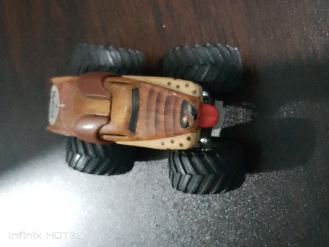 Monster Mutt — Hot Wheels / Monster Jam (Category: Vintage Collectibles) located in Valenzuela. Submitted by eugenioarellano (Listing ID 1467130429, Image 1). Description: 🐶 Monster Mutt — Hot Wheels / Monster Jam 📌 Details: - 🏷️ Name: Monster Mutt ​ - 🏭 Brand: Hot Wheels / Mattel — Official Monster Jam ​ - 📅 First released: 2003–2004 ​ - 🚙 Type: Die-cast Monster Jam Truck ​ - 🎨 Color: Brown dog-fur design, with red tongue and collar ​ - �