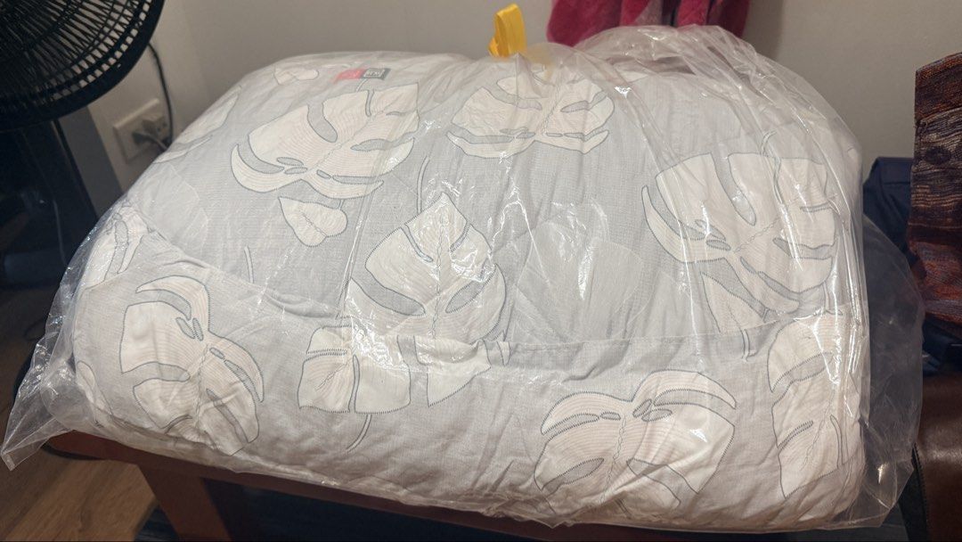 Monstera Leaf Pattern Comforter (Category: Bedding & Towels) located in Quezon City. Submitted by shane_blueraee (Listing ID 1467138912, Image 2). Description: Monstera Leaf Pattern Comforter In good condition SF c/o buyer - delivery thru lalamove Meet up - SM North Edsa MOP: Gcash upon confirmation/ Cash Dm if interested! .