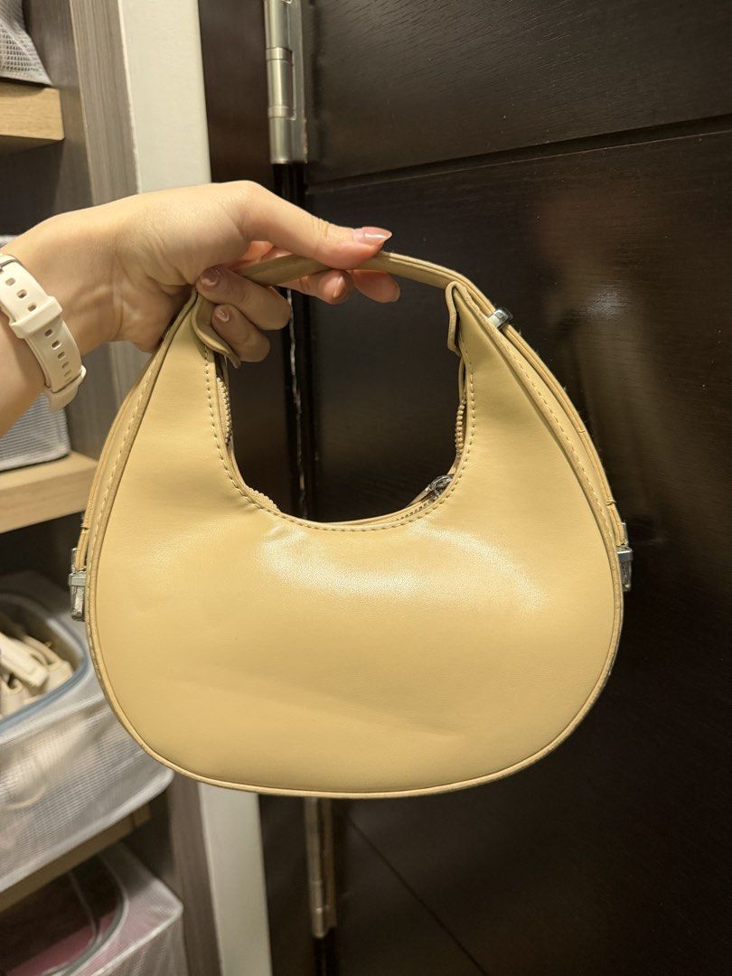 Moon Shoulder Bag (Category: Shoulder Bags) located in Manila. Submitted by liangeanph (Listing ID 1467007680, Image 1). Description: .
