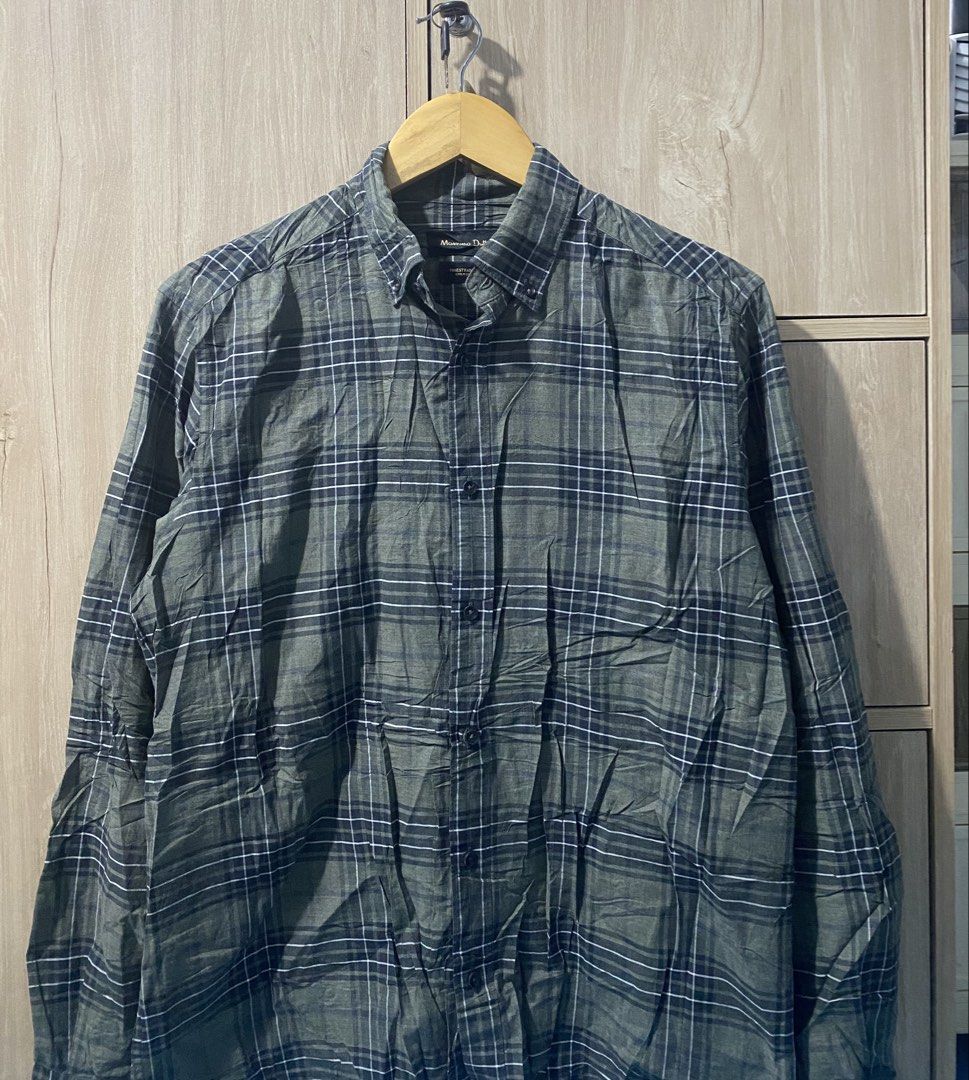 Mossimo Dutti plaid flanel longsleeve (Category: Coats, Jackets and Outerwear) located in Binan City. Submitted by rnj_affordable (Listing ID 1466985544, Image 2). Description: no issue.