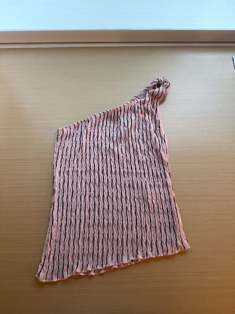 Motel rocks pink asymmetric top (Category: Sleeveless) located in Makati City. Submitted by jorjarosee (Listing ID 1467097617, Image 2). Description: .