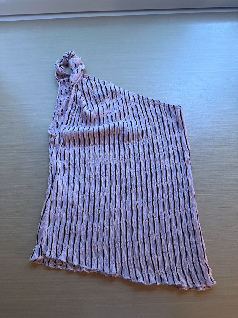 Motel rocks pink asymmetric top (Category: Sleeveless) located in Makati City. Submitted by jorjarosee (Listing ID 1467097617, Image 3). Description: .