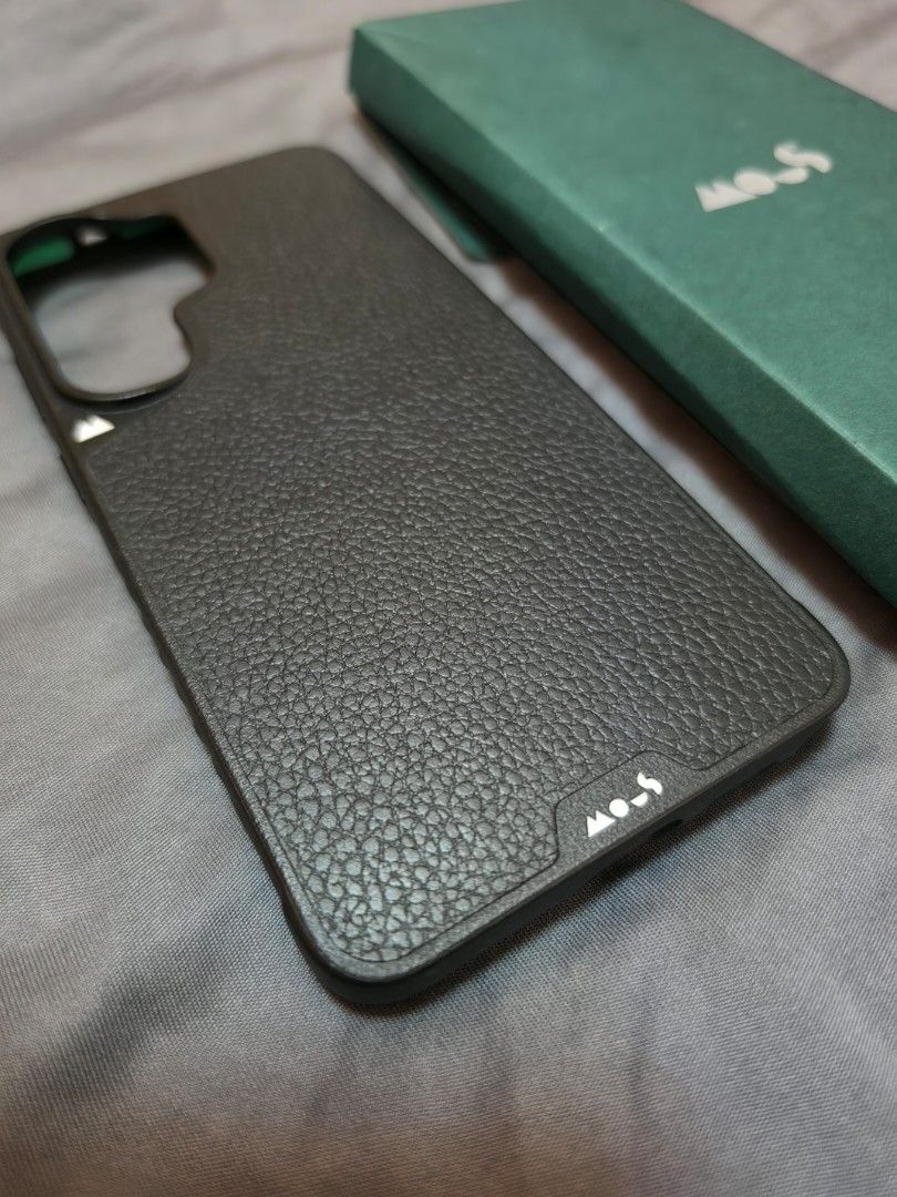 Mous limitless leather for s26 ultra (Category: Cases & Sleeves) located in Manila. Submitted by glassguy2416 (Listing ID 1467074068, Image 2). Description: - Brand/Model: Mous Limitless for Samsung S26 Ultra - Color/Finish: Textured black finish with signature Mous branding - Condition: Layered condition 4, well-maintained - Features: Built-in AiroShock technology for extreme drop protection, precision cutout for camera module - Inclusions: Come