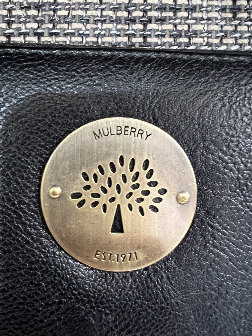Mulberry zip-around small wallet (Category: Wallets & Card holders) located in Cainta. Submitted by vrenaussiegoods (Listing ID 1466977521, Image 3). Description: .