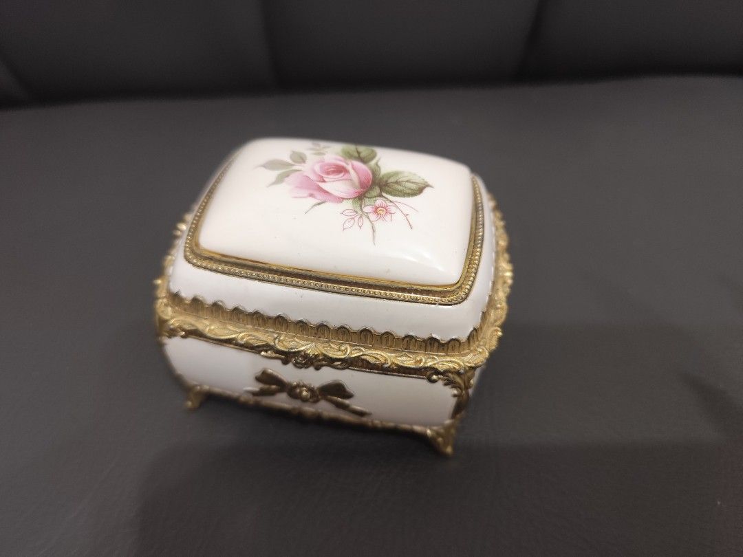 Musical Jewelry Box (Category: Vintage Collectibles) located in Dipolog. Submitted by thriftteata (Listing ID 1467146265, Image 1). Description: working vgc.