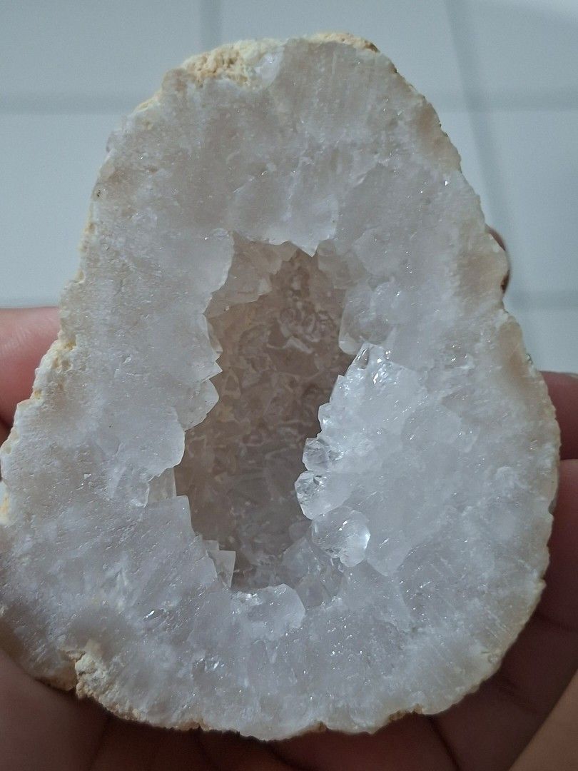 Natural Geode Quartz (Category: Precious Stones) located in Cavite. Submitted by eunha.fnds (Listing ID 1466971021, Image 1). Description: Big Geode Quartz 380 NO COD J&T / LALAMOVE GCASH / BANK.