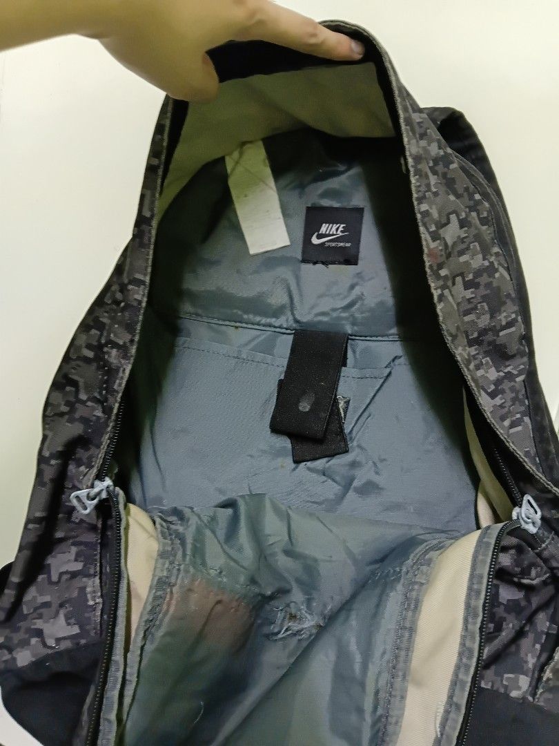 Navy backpack nike (Category: Backpacks) located in Manila. Submitted by daphnefinds1 (Listing ID 1467103431, Image 2). Description: need wash.