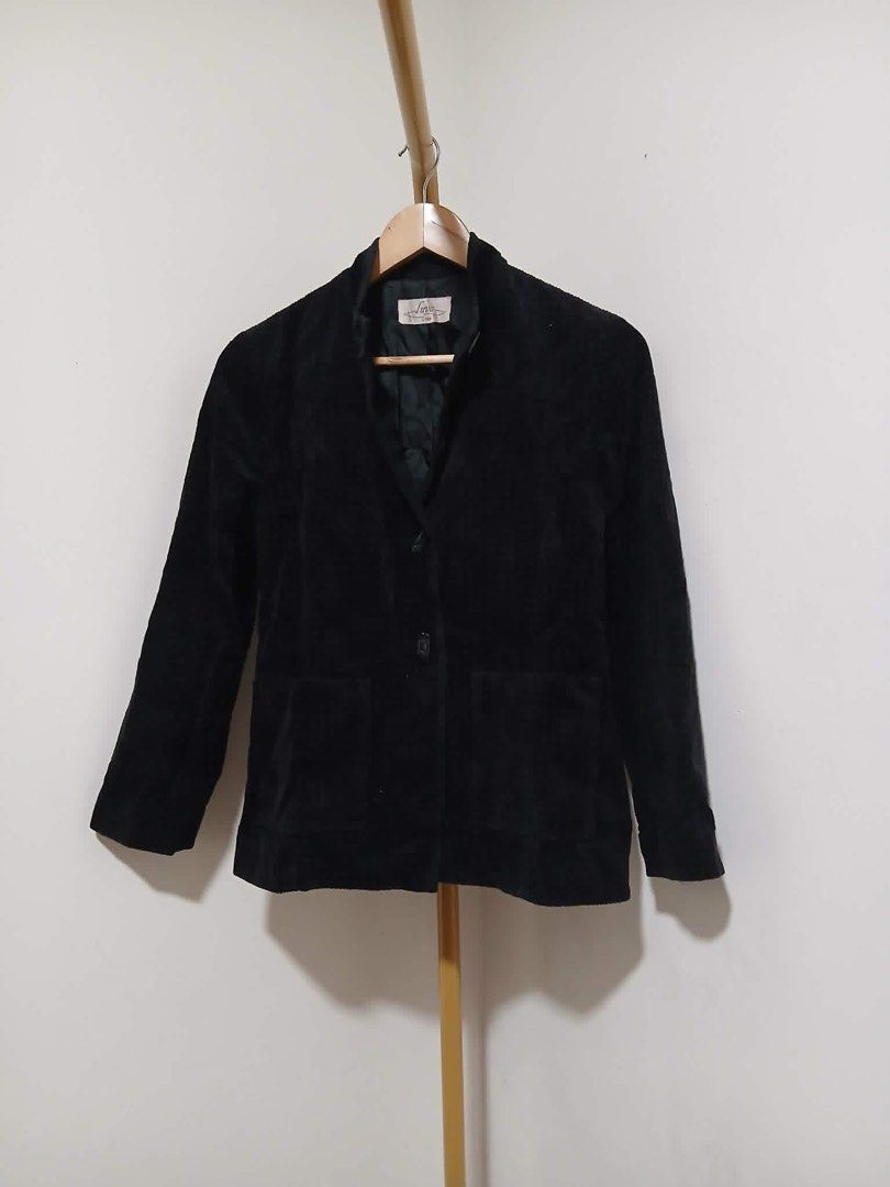 Navy Blue Textured Blazer (Category: Coats, Jackets and Outerwear) located in Mexico. Submitted by studioleraph (Listing ID 1467079550, Image 1). Description: ‼️150 EACH ONLY 🩷 Measurements: Shoulder: 14 Chest: 17 Length: 24.5 Arm Hole: 14 🛍️ Perfect for your personal wardrobe or reseller business 🫶 👗 The actual item being sold is the original garment shown in the product photos. Small differences in fit, drape, color, texture, or details may