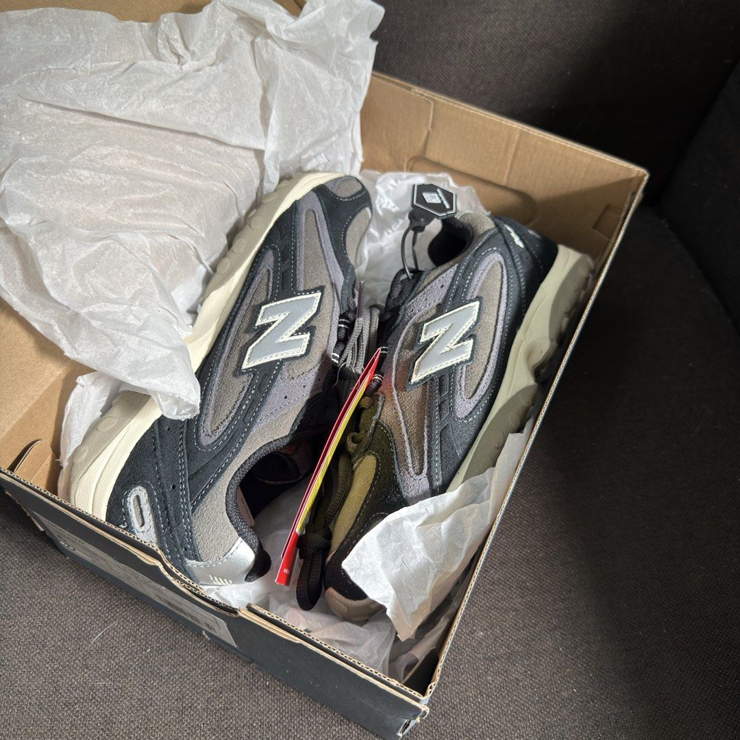 New Balance 204L Medium Moyen (Category: Sneakers) located in Manila. Submitted by manghobu (Listing ID 1466974654, Image 2). Description: Authentic 24 cm New Balance 1906R sneakers in a grey and black colorway. Suede and mesh panels across the upper. Classic N logo on the sides. Chunky rubber sole with cushioning. Extra pair of laces included in the box. KREAM authentication tag attached. Original box included..