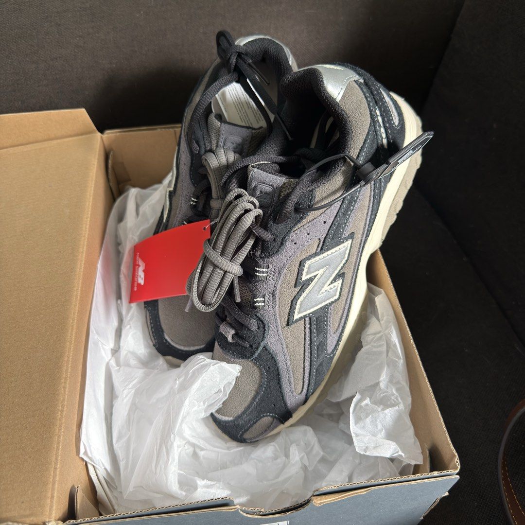 New Balance 204L Medium Moyen (Category: Sneakers) located in Manila. Submitted by manghobu (Listing ID 1466974654, Image 3). Description: Authentic 24 cm New Balance 1906R sneakers in a grey and black colorway. Suede and mesh panels across the upper. Classic N logo on the sides. Chunky rubber sole with cushioning. Extra pair of laces included in the box. KREAM authentication tag attached. Original box included..