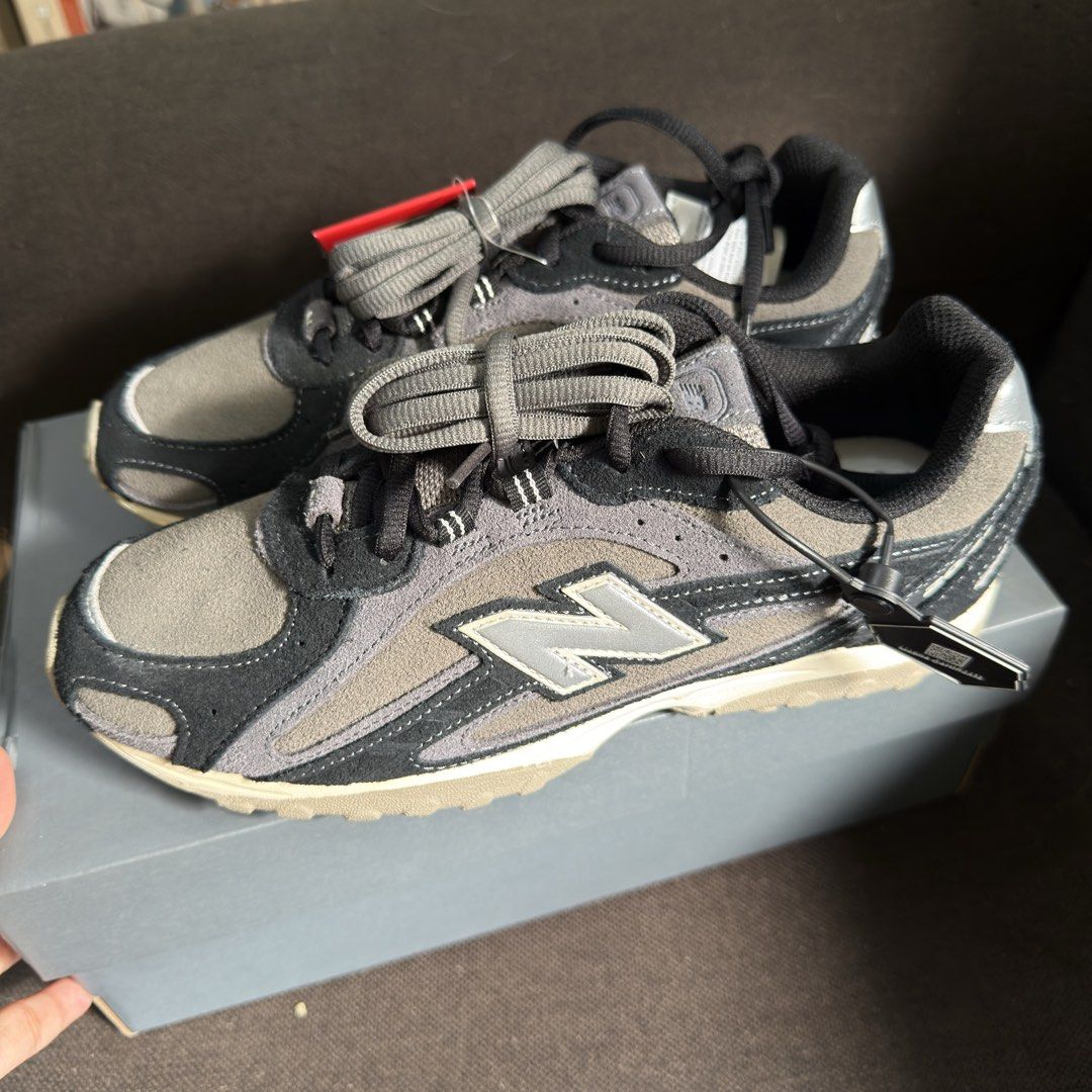 New Balance 204L Medium Moyen (Category: Sneakers) located in Manila. Submitted by manghobu (Listing ID 1466974654, Image 1). Description: Authentic 24 cm New Balance 1906R sneakers in a grey and black colorway. Suede and mesh panels across the upper. Classic N logo on the sides. Chunky rubber sole with cushioning. Extra pair of laces included in the box. KREAM authentication tag attached. Original box included..