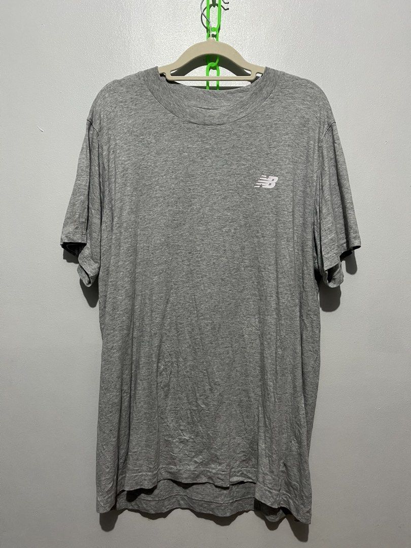 New balance tee (Category: Activewear) located in Cebu City. Submitted by thrift.sht (Listing ID 1467029722, Image 1). Description: New Balance Tee 🩶 ₱299 Plus ship ✔ Color: Heather Gray - versatile! ✔ Size: L (oversized fit) - check pic ✔ Condition: 8/10 - good, no pinhole, no stain ✔ Material: Cotton blend - presko suoton 📍 Cebu City Meet up / J&T / LBC.