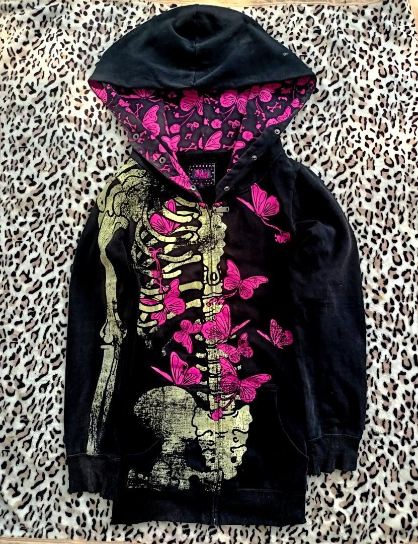 NEW TEASER❗Y2K 2000S SCENE EMO JP BRANDS (Category: Longsleeves) located in Los Banos. Submitted by nicot_nit (Listing ID 1467030533, Image 3). Description: OPEN FOR EARLY DIBS, JUST DM ME📩 IG: thrift_marlboro.