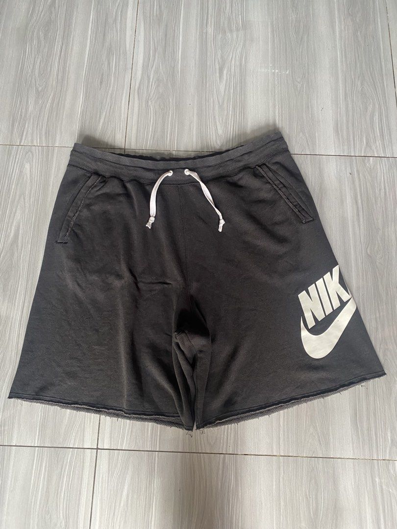Nike Alumni (Category: Coats, Jackets and Outerwear) located in Kalibo. Submitted by joshuabeyaban (Listing ID 1467108349, Image 2). Description: Nike Alumni Via JnT.