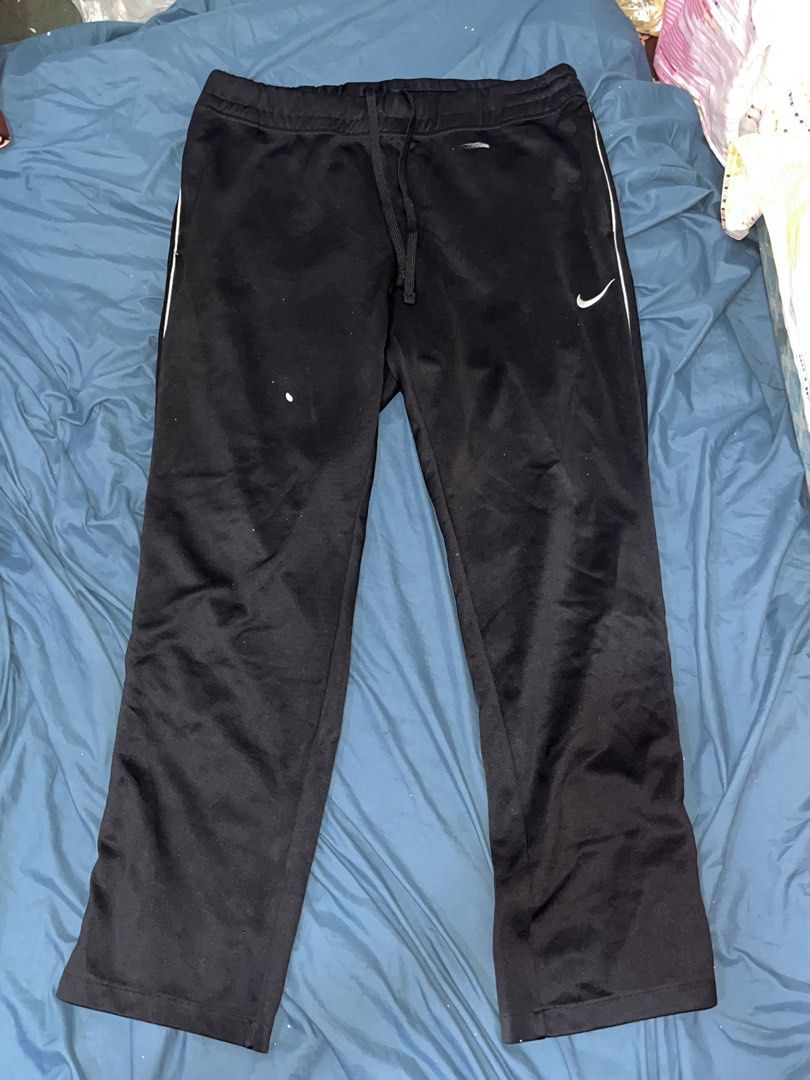 Nike Black Track Pants (Category: Joggers) located in Manila. Submitted by markergeyt (Listing ID 1467123514, Image 1). Description: Nike Black Trackpants Waistline - 34 Inches Length - 41 Inches Leg Hole - 8.5 Inches Slight issue - stain MOP - Gcash Location - Manila Courier - LBC.