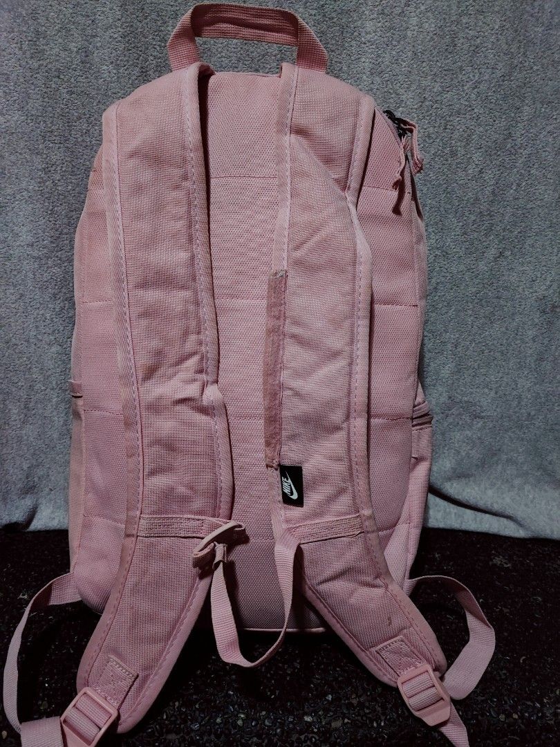Nike Casual Backpack (Category: Backpacks) located in Baguio. Submitted by jayrgijc52758 (Listing ID 1466979034, Image 2). Description: Nike backpack Large size With laptop compartment for 16" Has washable dirt 750.