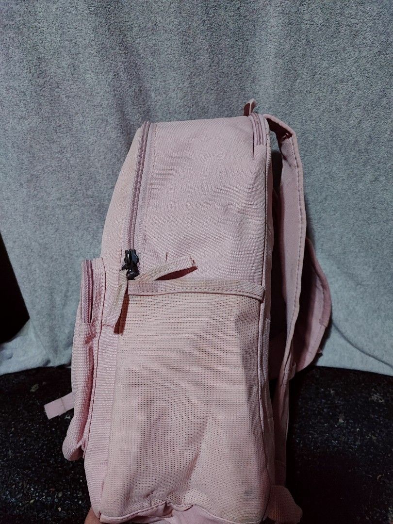Nike Casual Backpack (Category: Backpacks) located in Baguio. Submitted by jayrgijc52758 (Listing ID 1466979034, Image 3). Description: Nike backpack Large size With laptop compartment for 16" Has washable dirt 750.