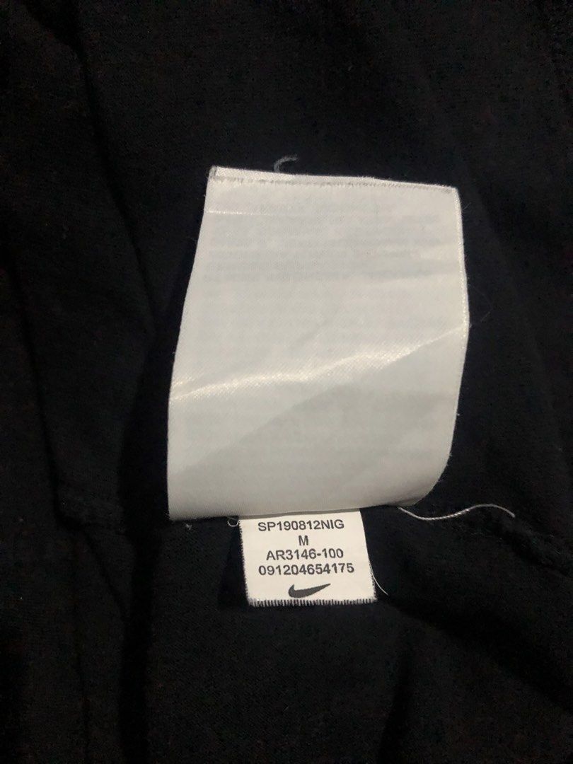 NIKE center swoosh embroid logo (Category: Activewear) located in Manila. Submitted by buksthrifthing (Listing ID 1466974785, Image 3). Description: 22 by 27 Medium to semi large No issue Excellent condi Complete tags.