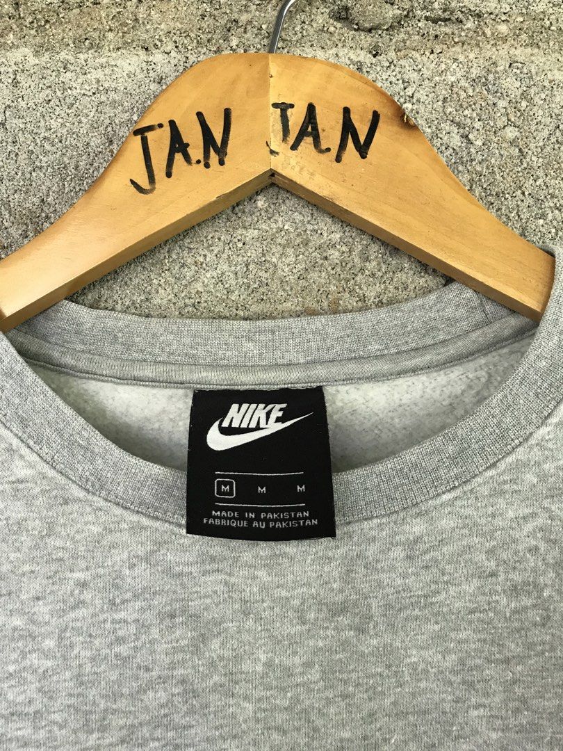 NIKE CLUB FLEECE SWEATER (Category: Coats, Jackets and Outerwear) located in Aurora. Submitted by thrillthriftfinds123 (Listing ID 1467076190, Image 3). Description: NIKE CLUB FLEECE SWEATER 🔥 SIZE MEDIUM NO ISSUE GOOD CONDITION 9.5 COLOR RATE .