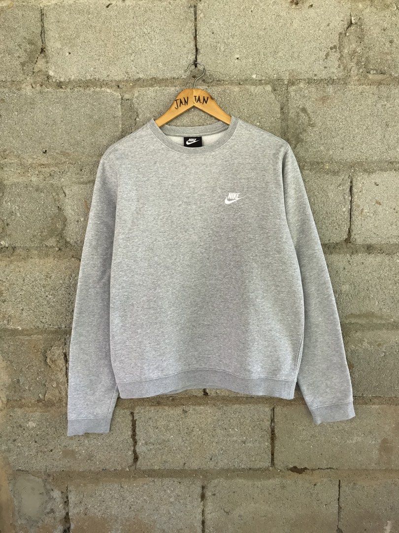 NIKE CLUB FLEECE SWEATER (Category: Coats, Jackets and Outerwear) located in Aurora. Submitted by thrillthriftfinds123 (Listing ID 1467076190, Image 1). Description: NIKE CLUB FLEECE SWEATER 🔥 SIZE MEDIUM NO ISSUE GOOD CONDITION 9.5 COLOR RATE .