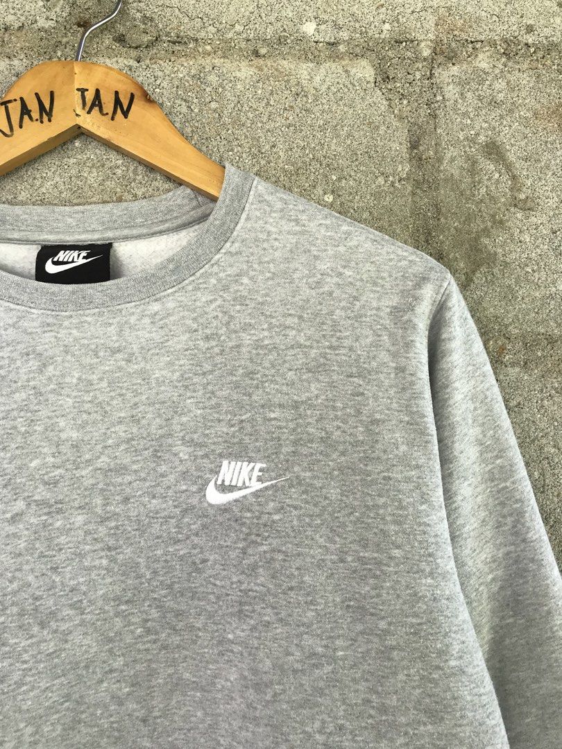 NIKE CLUB FLEECE SWEATER (Category: Coats, Jackets and Outerwear) located in Aurora. Submitted by thrillthriftfinds123 (Listing ID 1467076190, Image 2). Description: NIKE CLUB FLEECE SWEATER 🔥 SIZE MEDIUM NO ISSUE GOOD CONDITION 9.5 COLOR RATE .