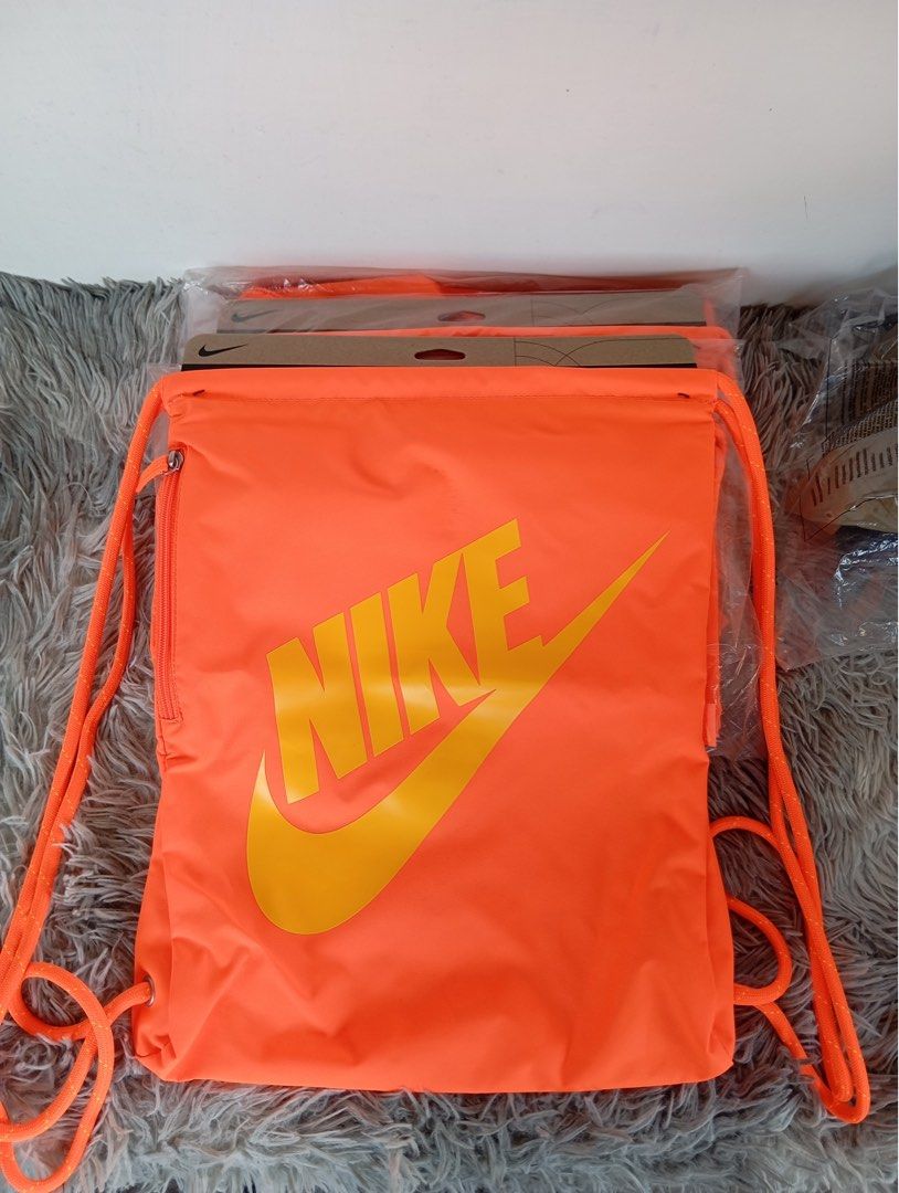 NIKE DRAWSTRING BAG (Category: Tote Bags) located in Mandaluyong City. Submitted by alphafinds (Listing ID 1467092364, Image 1). Description: NIKE DRAWSTRING BAG PAUBOS SALE!! 500 Pesos only ✅ Original & Brandnew 📍Mandaluyong City.