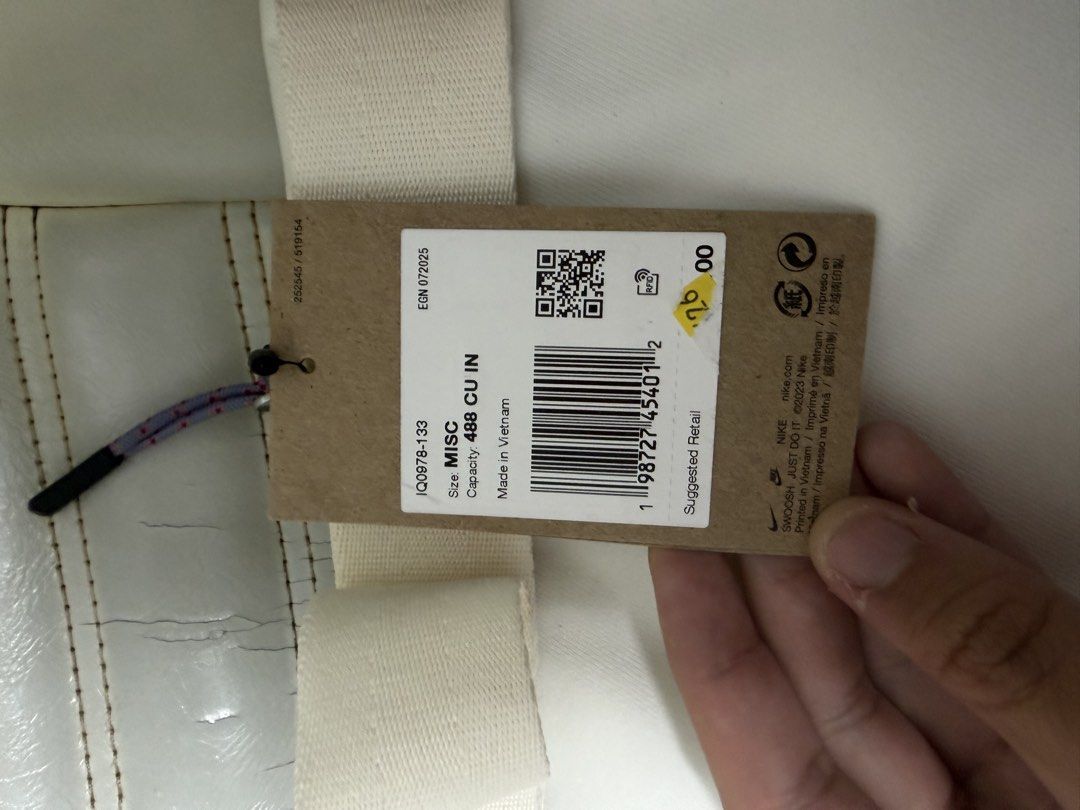 Nike Elemental Premium LNY Waistpack (Category: Belt bags, Clutches and Pouches) located in Iloilo. Submitted by lorenzoivan (Listing ID 1466994031, Image 3). Description: Nike Elemental Premium LNY Waistpack Condition: Brand new NEVER been used & with tags Market value on stockx: $45 / ₱2800 Origin: USA Selling for ₱2500 (NEGOTIABLE) DM for more inquiries .