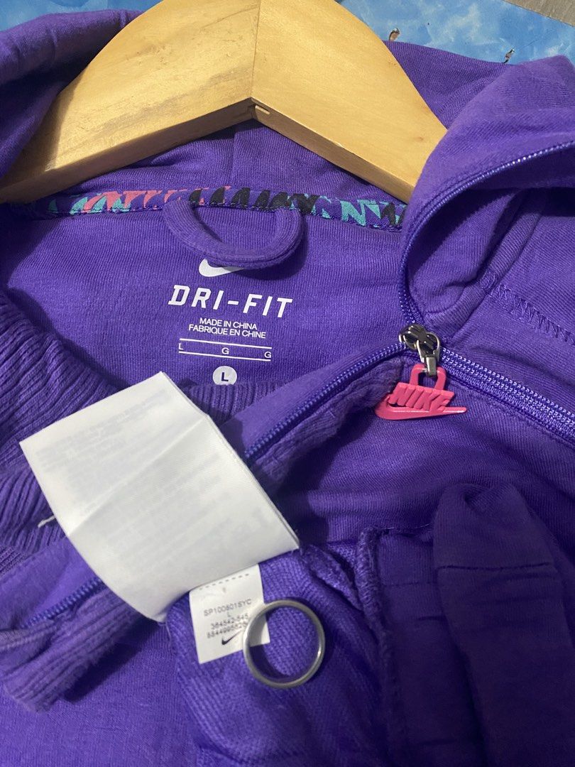 Nike fullzip jacket (Category: Coats, Jackets and Outerwear) located in Binan City. Submitted by rnj_affordable (Listing ID 1467129356, Image 3). Description: Complete tags like new need lang wash .