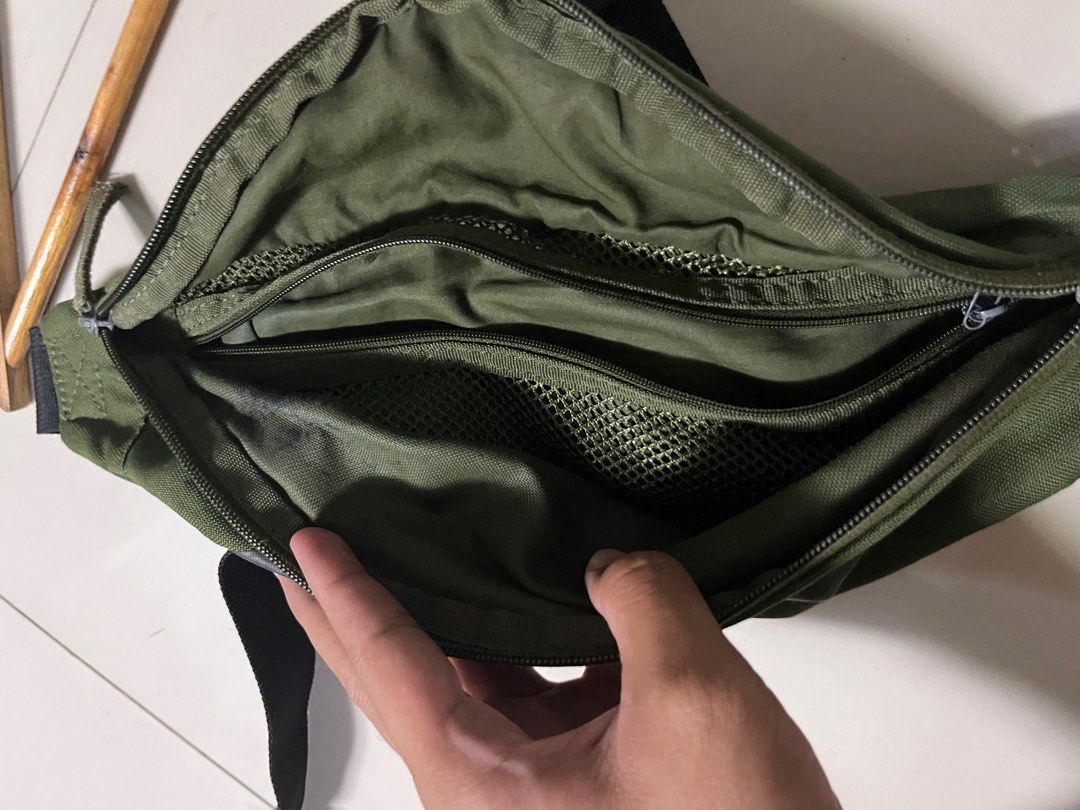 Nike HERITAGE WAISTPACK (Category: Belt bags, Clutches and Pouches) located in Kabankalan. Submitted by zeich_thrift (Listing ID 1467142453, Image 3). Description: Nike HERITAGE WAISTPACK Authentic Three compartments Excellent condition Issue: see last two photos .