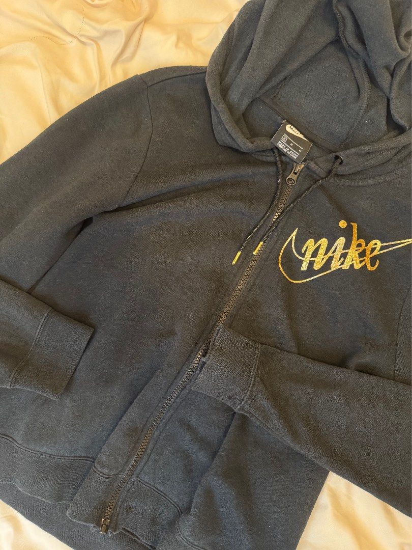 NIKE Jacket (Category: Coats, Jackets and Outerwear) located in Caloocan City. Submitted by charmisokay (Listing ID 1467057690, Image 1). Description: Original Cotton.