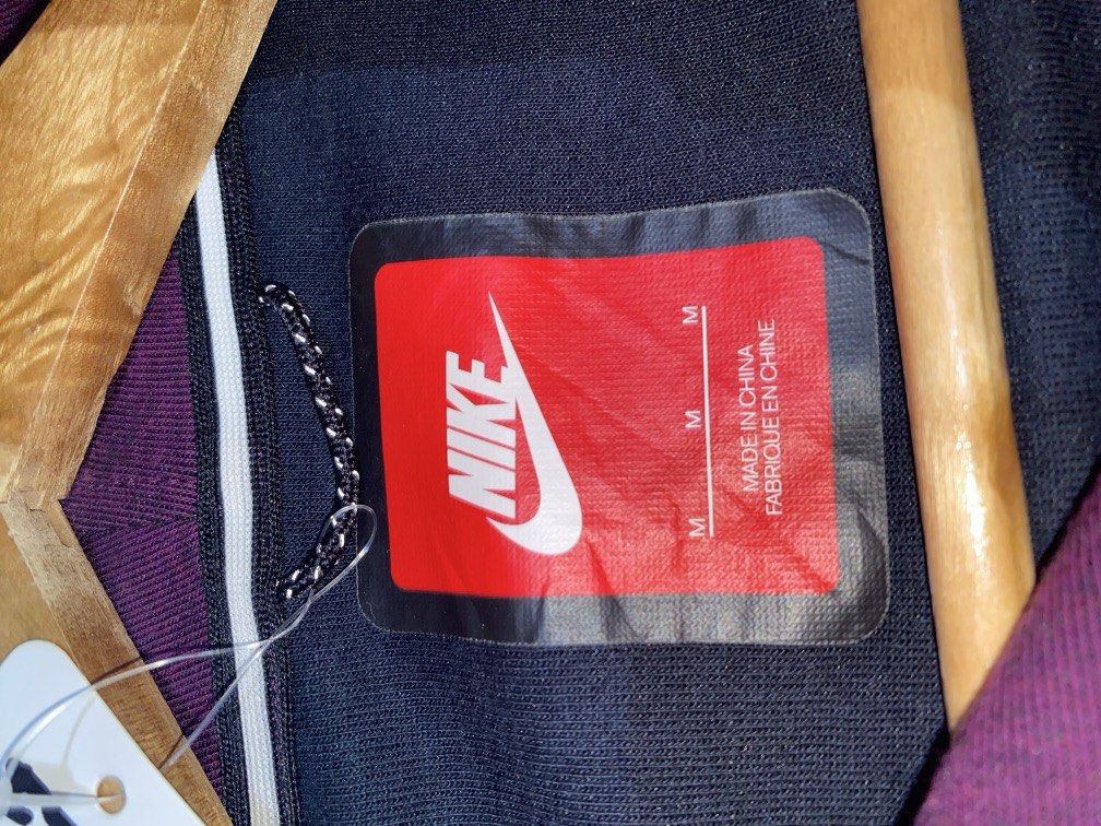 NIKE JACKET (Category: Coats, Jackets and Outerwear) located in Quezon. Submitted by ejay.thrift.clothes (Listing ID 1467164053, Image 3). Description: M 20 x 25 # 497 .