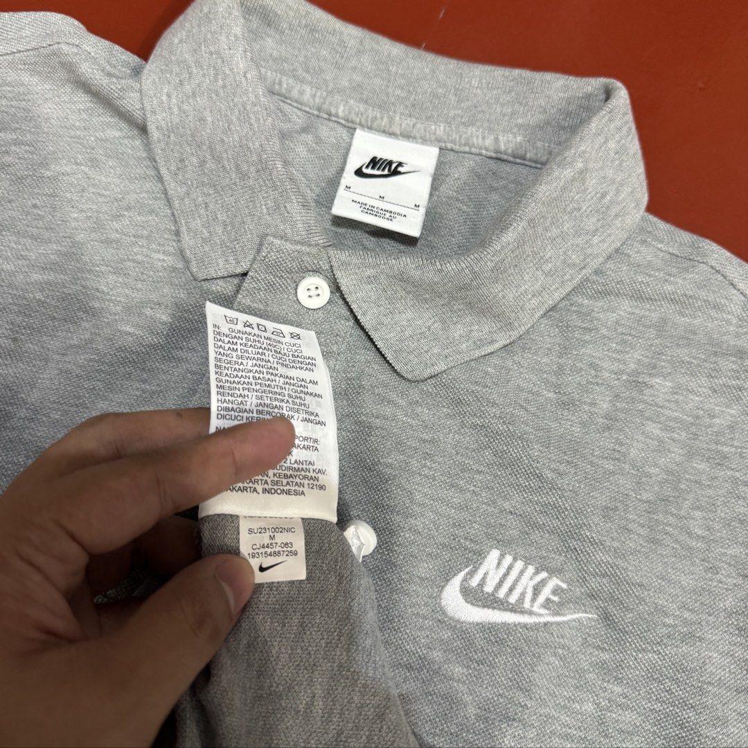 NIKE POLO SHIRT (Category: Tshirts & Polo Shirts ) located in Pasig City. Submitted by buzzthrifty (Listing ID 1466999889, Image 3). Description: SIZE M-L 20x25-26 EXCELLENT TO NEW CONDITION .