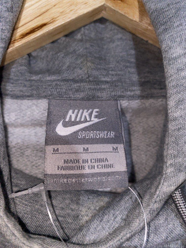 NIKE PULLOVER (Category: Coats, Jackets and Outerwear) located in Quezon. Submitted by ejay.thrift.clothes (Listing ID 1467164111, Image 2). Description: # 560.