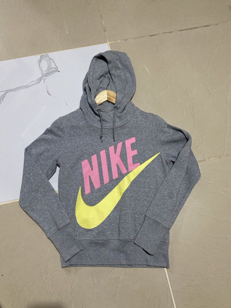 NIKE PULLOVER (Category: Coats, Jackets and Outerwear) located in Quezon. Submitted by ejay.thrift.clothes (Listing ID 1467164111, Image 1). Description: # 560.