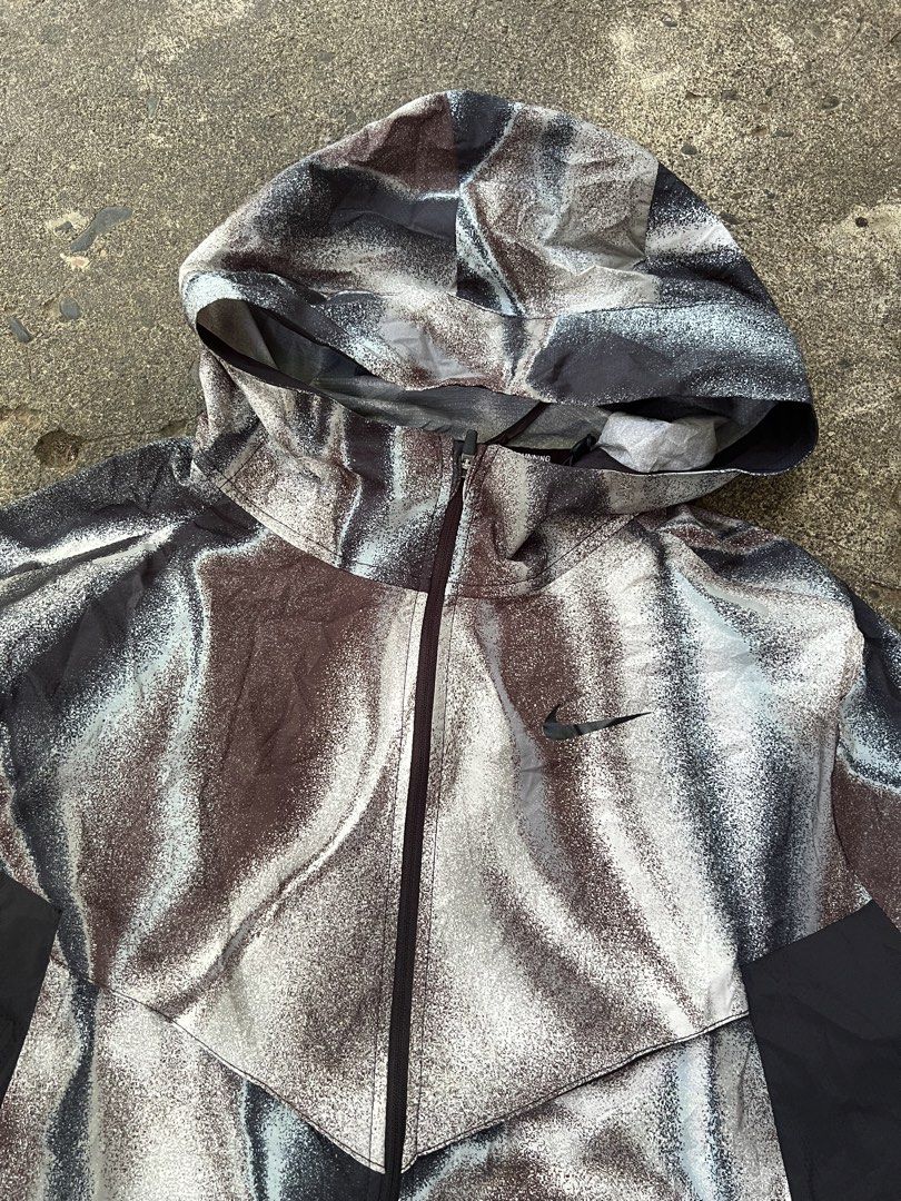 Nike Repel UV Packable Windrunner Jacket (Alloy Chrome Camo) - UNUSED (Category: Coats, Jackets and Outerwear) located in Dapitan. Submitted by gelbread (Listing ID 1467015429, Image 3). Description: Nike Repel UV Packable Windrunner Jacket (Alloy Chrome Camo) - UNUSED Bought is for 4500 in Malaysia originally never got to use it .