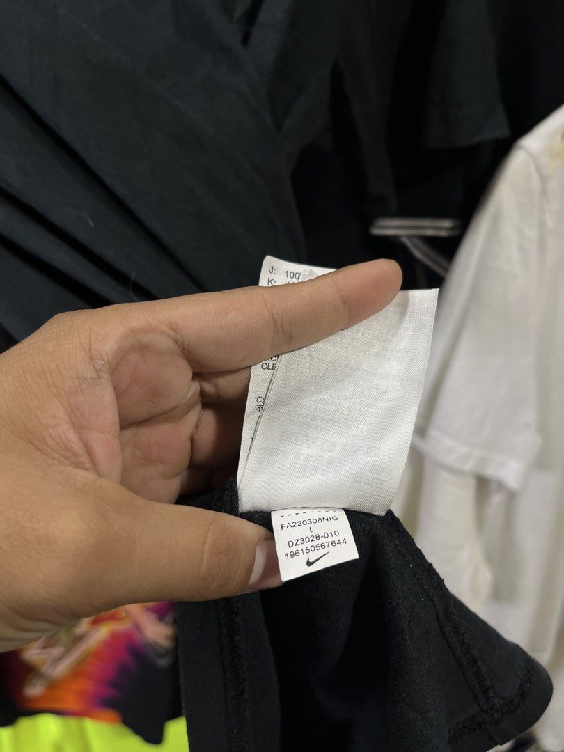 NIKE SHIRT (Category: Formal Shirts) located in Manila. Submitted by aldrenyap109491 (Listing ID 1466971384, Image 3). Description: 💎NIKE (EMBROIDERED FRONT , EMBOSSED BACK PRINT) 🔳CONDITION:9.7/10 EXCELLENT 🔳COLOR RATE:9.7/10 🔳DIMENSION:27.6X22.8 🔳BEST FIT: LARGE TO XL 🔳MOP:GCASH/CASH 🟥ISSUE: ❌❌ MINE:₱400 (SHIPPED) (AUTOMATICALLY YOURS) 📍 POBLACION PUROK 5 KOLAMBUGAN LDN (9207).