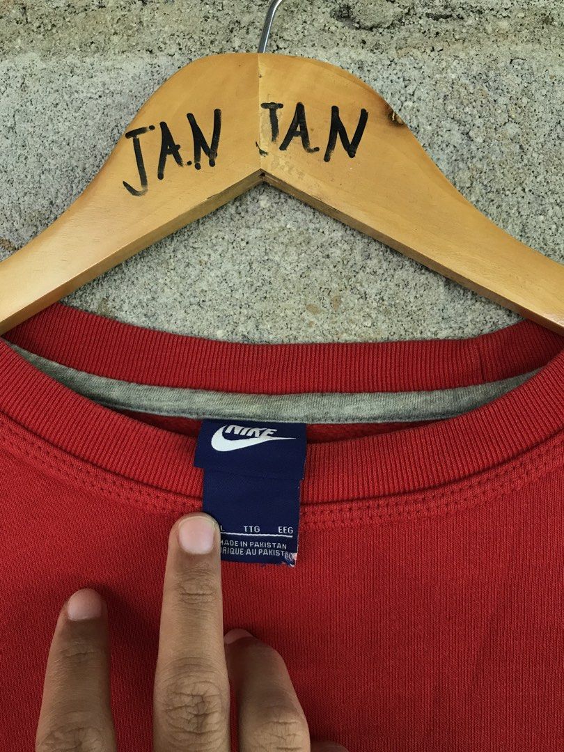 NIKE SIDE SWOOSH SWEATER (Category: Coats, Jackets and Outerwear) located in Aurora. Submitted by thrillthriftfinds123 (Listing ID 1467073295, Image 3). Description: NIKE SIDE SWOOSH🔥 SIZE LARGE TO XL NO ISSUE GOOD CONDITION GANDA NANG KULAY PANG BERMONTHS NIYO 9.5 COLOR RATE .