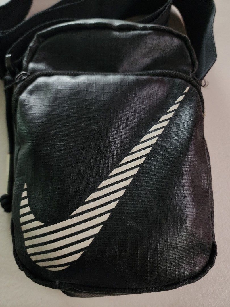 Nike sling bag (Category: Sling Bags) located in Real. Submitted by raphy2019 (Listing ID 1467060106, Image 2). Description: .