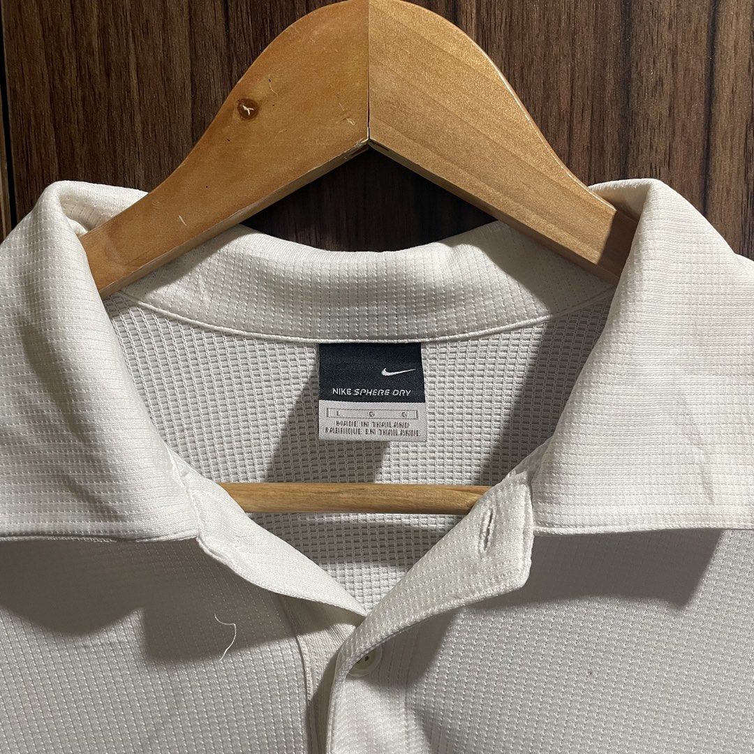 Nike Sphere Dry White Polo Shirt (Category: Tshirts & Polo Shirts ) located in Cebu City. Submitted by trashloots.ceb (Listing ID 1467136040, Image 3). Description: NIKE WAFFLE POLO‼️ EXCELLENT Size: LARGE W 21/ L 27 COLORATE 9.5/ 10 ISSUE : pm me 689 FREE SHIPPING 🛒🛒 📍CEBU , SAN FERNANDO 🚚 J&T EXPRESS.