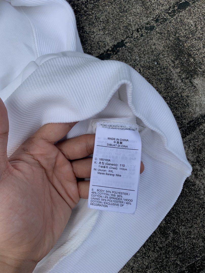 NIKE STANDARDS HOODIE WHITE (Category: Coats, Jackets and Outerwear) located in Mabalacat. Submitted by makithrift30 (Listing ID 1467027935, Image 3). Description: DIMES: 25x29 CONDITION: 9.9/10 COLOR RATE: 9.9/10 ISSUE: NONE.