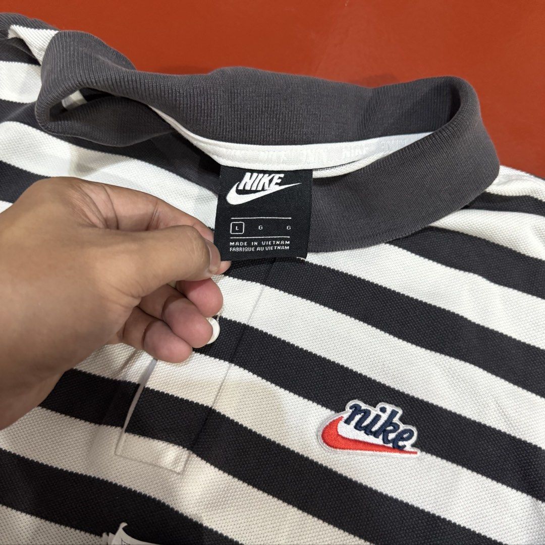 NIKE STRIPES POLO SHIRT (Category: Tshirts & Polo Shirts ) located in Pasig City. Submitted by buzzthrifty (Listing ID 1467000151, Image 3). Description: SIZE M-L 21x26 EXCELLENT SANA MAY BUTAS SA PINAKA SLIT DI NAMAN HALATA (CHECK LAST PIC) .