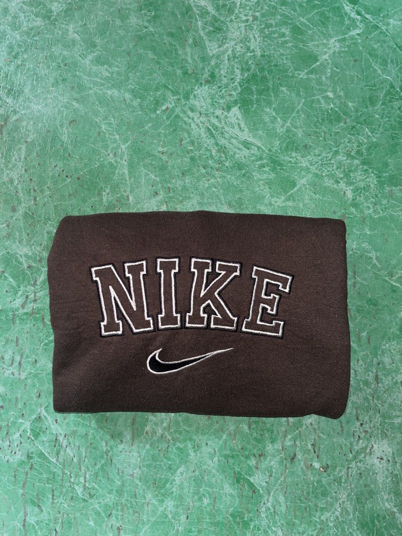 Nike Sweater (Category: Coats, Jackets and Outerwear) located in Batangas. Submitted by vincebaquiran (Listing ID 1467106622, Image 2). Description: Nike Vintage vibes verygood condition.