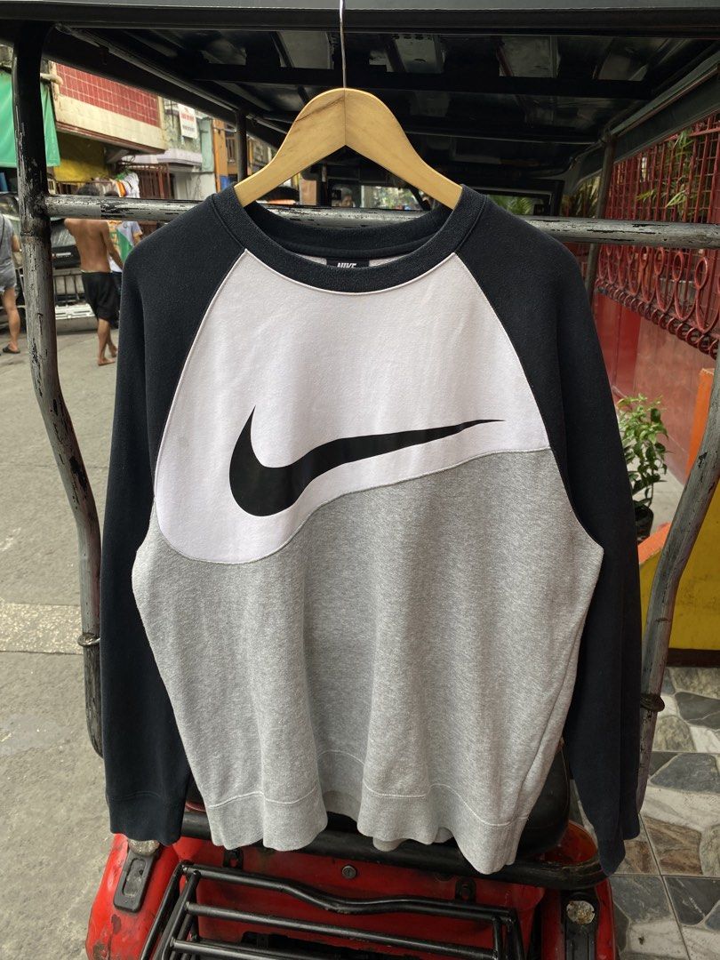 Nike Swoosh (Category: Activewear) located in Manila. Submitted by kgthrifty. (Listing ID 1467127238, Image 1). Description: NIKE SWOOSH SWEATER DIMES: 24x28.5 COLOR RATE: 9.5 MINIMAL OIL STAIN EXCELLENT CONDITION 🏷 750.