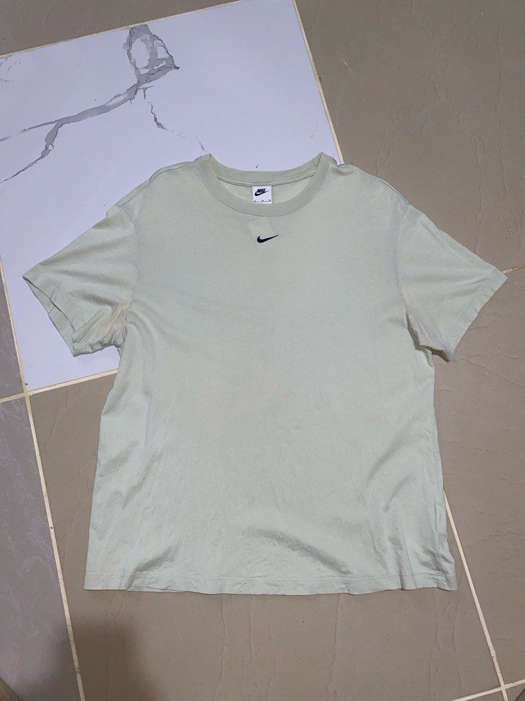 NIKE T SHIRT (Category: Tshirts & Polo Shirts ) located in Quezon. Submitted by ejay.thrift.clothes (Listing ID 1467164473, Image 1). Description: .