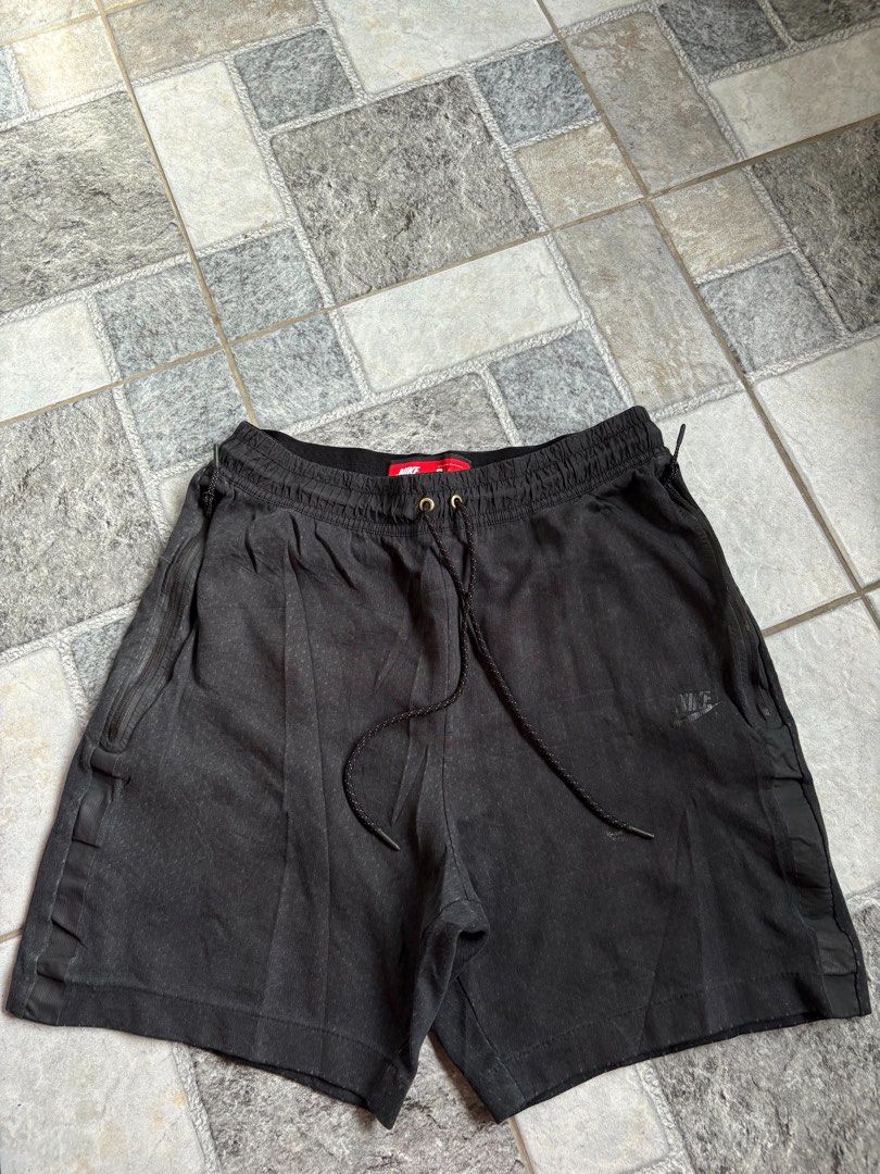 Nike Tech Fleece Short (Category: Shorts) located in Manila. Submitted by nofits.garments (Listing ID 1467091418, Image 1). Description: Nike Tech Fleece Short Medium Waist 30-36 Length 18 In pristine condition .