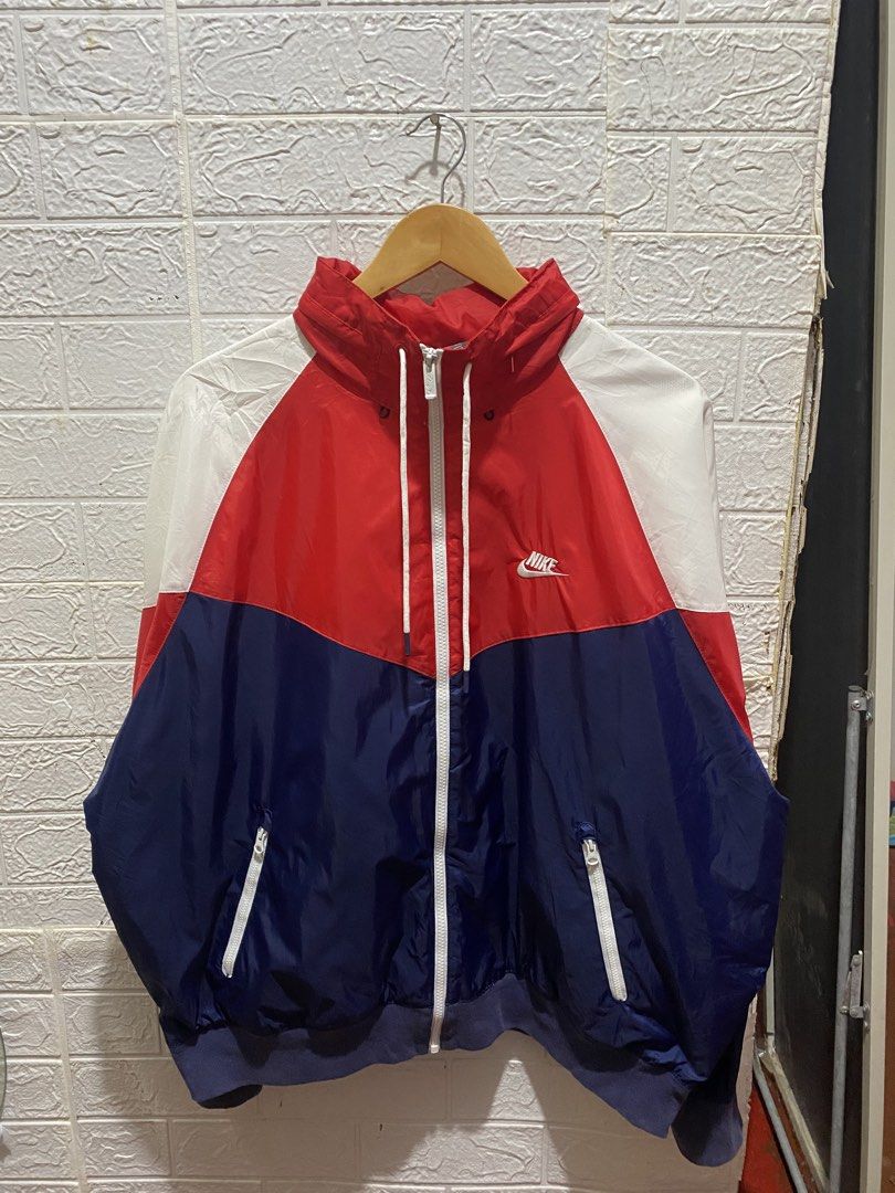 Nike Tri-Tone Windbreaker (Category: Coats, Jackets and Outerwear) located in Surigao. Submitted by vintureph.co (Listing ID 1467157574, Image 1). Description: Size L-XL 27x28 As New Condition With Packable Hood.